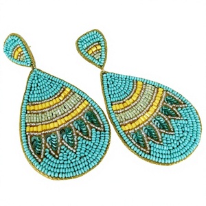 Boucles d'oreilles tendance à fleurs perlées colorées pour femmes, bijoux fantaisie bohèmes pour soirée, motif vert jaune violet, accessoire de mode - Product Image 4