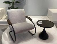 Fauteuil d'appoint cantilever moderne en forme de C avec tissu bouclé et accoudoirs en bois, base pivotante pour salon, chambre et hôtel