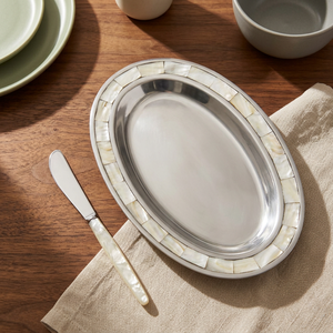 Assiette ovale en métal pour servir les aliments, avec bordure incrustée de nacre, design moderne, plat de présentation élégant, assiette profonde pour usage en restaurant - Product Image 1