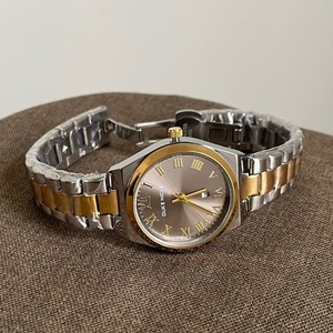 Montre sport à quartz pour femme, dernière tendance, simple, en acier inoxydable plaqué or rose, avec cadran à aiguilles en verre, résistante à l'eau - Product Image 1