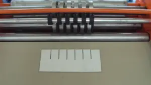 Máquina cortadora ranuradora de partición de cartón corrugado automática a precio de fábrica
