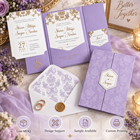 Suite d'invitations de mariage personnalisées en damassé lavande avec carte pliée à pochette dorée et doublure d'enveloppe RSVP – Vente en gros fabricant