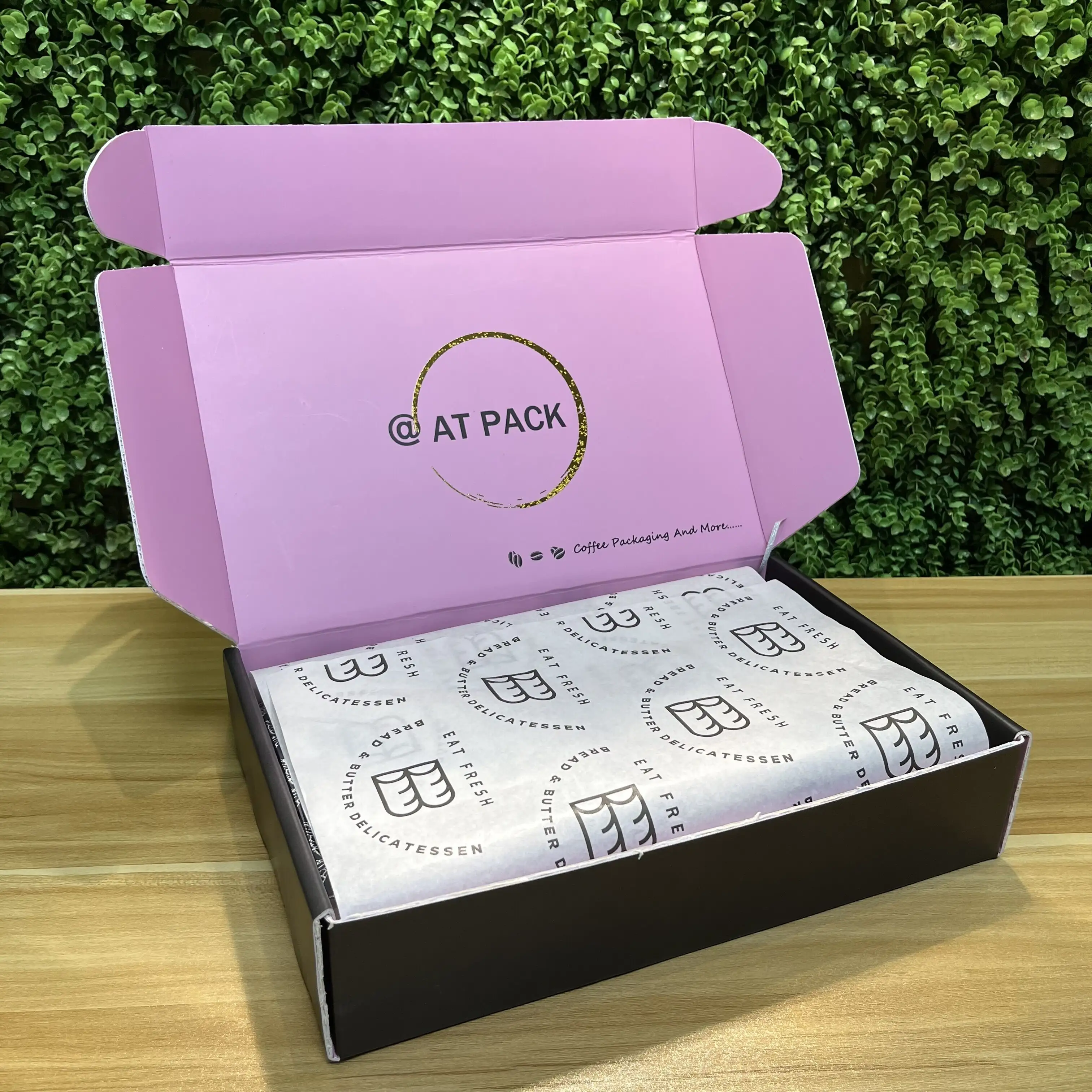 AT PACK Caja de correo de papel FSC personalizada Cajas de envío Rosa Caja de regalo de papel plegable biodegradable para ropa