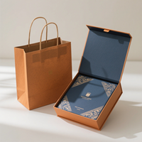 Ensemble de sacs cadeaux en kraft personnalisés et de boîtes rigides avec impression d'ornements dorés pour la vente au détail de cadeaux OEM