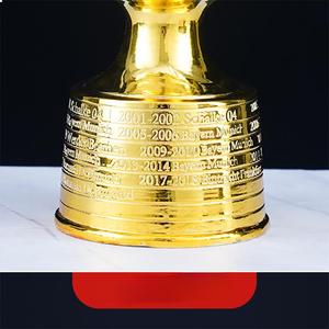 Trophée de football personnalisé en or, coupe de champion avec incrustation de <span class=keywords><strong>pierre</strong></span> verte, design orné, base en métal poli, récompense sportive pour les vainqueurs - Product Image 3