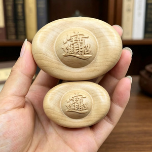 Ornement sculpté à la main en bois de pêche, élégant et raffiné, pour la décoration de la maison ou comme cadeau - Product Image 1