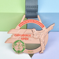 Médaille sportive personnalisée en métal, alliage de zinc, émail doux, plaqué or rose, pour karaté, volley-ball, pickleball, avec ruban et cordon.