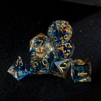 Ensemble de 7 dés polyédriques mystérieux en résine transparente bleue à bords tranchants de 14 mm et 25 mm avec intérêts en feuille d'or pour jeux de table DND RPG