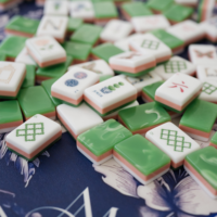 Set Permainan Mahjong Retro Mewah Bermotif Bunga, Ubin Mahjong Akrilik Marmer 3 Warna Penuh dengan Pola Kupu-kupu dan Bunga