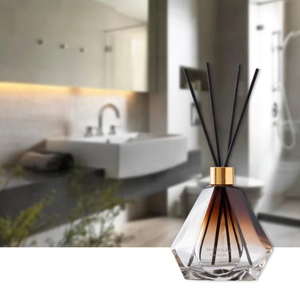 Diffuseur de parfum artisanal sans alcool 100 ml, élégant, en verre noir, avec bouteille en cristal gris, parfum longue durée - Product Image 3