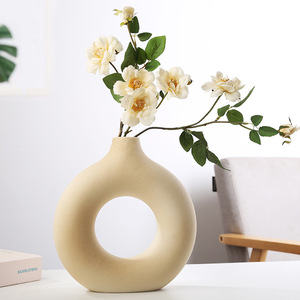 Vase Donut en Céramique Moderne Nordique, Design Circulaire Créatif Mat pour Salon, Bouteille Décorative Irrégulière Faite à la Main pour Fleurs - Product Image 5