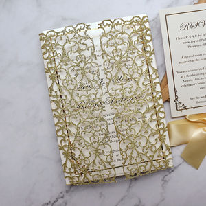 Invitations de <span class=keywords><strong>mariage</strong></span> personnalisées de luxe en <span class=keywords><strong>dentelle</strong></span> dorée scintillante découpée au <span class=keywords><strong>laser</strong></span> avec bijou et nœud en satin - Product Image 4