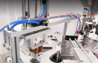 Machine de remplissage, de scellement et d'emballage de gobelets de communion préremplis en acier inoxydable de type rotatif KEFAI pour vin rouge