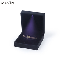 Boîte à bijoux LED laque noire boîte à logo estampage or emballage de bijoux LED de luxe boîte à bijoux bague personnalisée en diamant avec lumières