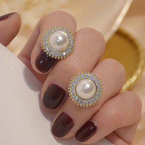 Pendientes de tuerca chapados en oro Maria Hill con perla cultivada y engaste de cristal para mujer, uso diario clásico - Product Image 4