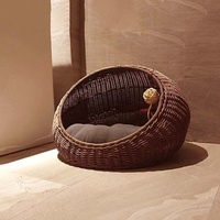 Abnehmbares Handgewebtes Rattan-Katzenbett für Innenräume, Muschelförmiges Halboffenes Haustier-Versteck mit Hängendem Spielball-Dekor