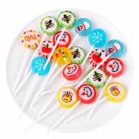 Originele handgemaakte kerstlollies met diverse kerstmotieven en gemengde fruitsmaken voor festivaldecoratie