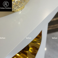 Table console de luxe blanche ultra-brillante, incurvée irrégulièrement, avec accents en acier inoxydable doré, pour entrée, hall ou couloir de villa