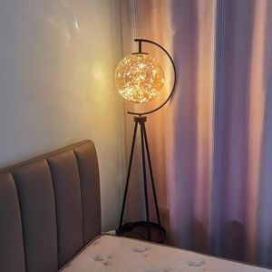 <span class=keywords><strong>Lampadaire</strong></span> avec <span class=keywords><strong>boule</strong></span> de verre ambré créative <span class=keywords><strong>blanche</strong></span>, style moderne nordique Art Déco en métal <span class=keywords><strong>doré</strong></span> - Product Image 4