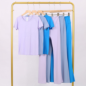 Ensemble T-shirt Manches Courtes Ultra Doux Qualité Premium 1:1 et Pantalon Évasé, Logo Personnalisé, Stock Vierge, MOQ 2 Pièces, Tenue de Sport et Yoga 2 Pièces - Product Image 1
