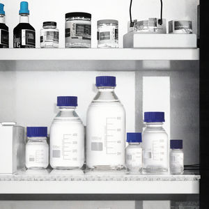 Botella Redonda de Laboratorio de Vidrio Borosilicato de 250 ml con Tapa de Rosca Azul para Almacenamiento de Medios y Reactivos - Product Image 3