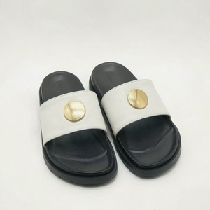 Sandales de plage ouvertes en PU avec détail bouton doré, semelle en caoutchouc antidérapante, sandales décontractées d'été pour hommes - Product Image 4