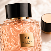 Flacon de parfum en verre cristal martelé personnalisé avec étiquette dorée et capuchon noir pour cadeau parfumé