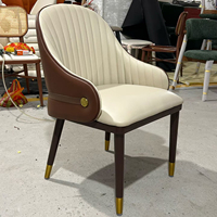 Chaise de salle à manger de luxe pour restaurant, chaise rembourrée en PU avec pieds en fer et embouts dorés pour hôtel et restaurant