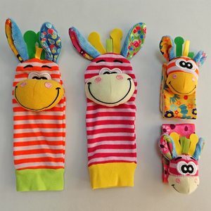 Jouets en peluche bébé <span class=keywords><strong>hochet</strong></span> chaussettes hochets poignet hochets <span class=keywords><strong>faire</strong></span> des sons bébé <span class=keywords><strong>hochet</strong></span> jouets pour bébés - Product Image 2