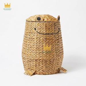 Panier de rangement artisanal en jacinthe d'eau naturelle, forme grenouille, avec couvercle, design moderne et écologique pour chambre d'enfant et salle de bain - Product Image 1