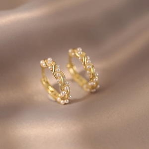 Orecchini a cerchio con perle intrecciate per donna, eleganti gioielli alla moda. - Product Image 3