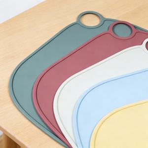 แผ่นรองจานซิลิโคนสำหรับเด็ก ปลอดสาร BPA พับได้ กันน้ำ ใช้กับเตาอบได้ ปรับขนาดได้ - Product Image 6