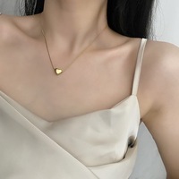 Collier en acier inoxydable doré en forme de cœur, tendance, design simple, adapté aux femmes, ne se décolore pas facilement.