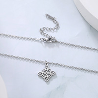 Nouveau collier à longue chaîne en acier inoxydable à la mode collier pendentif noeud de sorcière géométrique sorcellerie pour femmes hommes