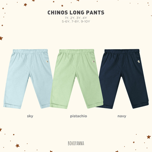 Chinos bleu marine doux et respirants pour garçons, avec une construction en coton durable, coupe confortable pour tous les jours et style décontracté polyvalent. - Product Image 5