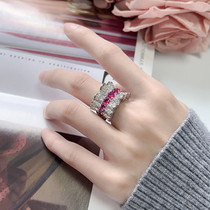 แหวนทองแดงรักษ์โลกประดับเพชรซิคอนสีแดงแบบไมโครเพฟ ดีไซน์สวยงามโดดเด่น สายแบบจีบ ปรับขนาดได้ สำหรับผู้หญิง - Product Image 6