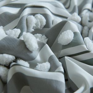 Ensemble de literie en microfibre douce et moelleuse pour toutes les saisons Ensembles complets de literie Tufted Pom Poms Balls Striped Design 8 pièces Boho Bed Comforter - Product Image 5