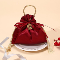 Décorations de luxe Pochette en soie imprimée de logo personnalisé Emballage de bijoux de cadeau de bonbons de mariage Sac à cordon en satin anti-poussière avec pompon