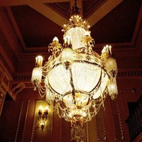 Lustre en cristal doré orné ANNO, style Empire, à plusieurs niveaux, avec bras porte-bougies, pour théâtre et salle de bal