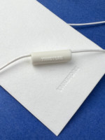Étiquettes suspendues personnalisées en papier coton de luxe avec cordon ciré coréen, logo gaufré, étiquette tissée double couche pour marques de vêtements