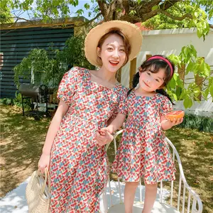 夏の新しいハイデザインの母と娘のマッチング服ドレスママと私甘いバブルスリーブフローラルバックレスドレスセット