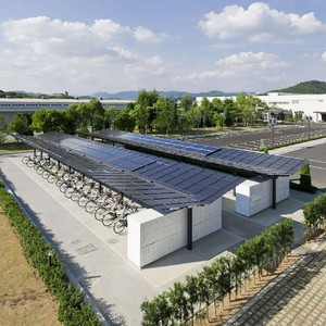 Abri solaire pour voiture avec panneaux photovoltaïques, structure en alliage d'aluminium, toit en pente, style moderne, étanche, pour stationnement de 2 voitures - Product Image 2