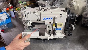 Machine à coudre industrielle automatique haute vitesse JUKKY 781, point noué, boutonnière droite, configuration à lit plat pour usage domestique - Product Image 4