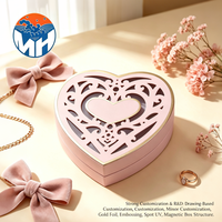 Boîte cadeau en forme de cœur avec logo estampé or, design ajouré, pour bijoux et rangement, fabriquée en carton couché