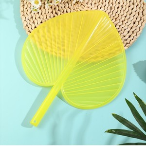 Abanico de Mano Plegable de Plástico Grande con Diseño de Hoja de Palma, 32x26cm, para Uso Doméstico en Verano - Product Image 1