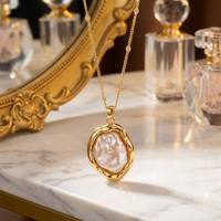 Collier pendentif en alliage de zinc plaqué or avec perle irrégulière de style baroque, bijoux de mode pour femmes, vente en gros