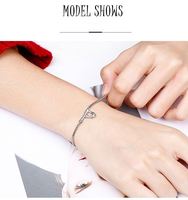 Venta al por mayor de acero inoxidable en forma de bambú letra inicial a prueba de agua no Tanish colgante pulseras de joyería de moda para las mujeres