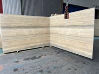 Dalles de travertin argenté italien Dougbuild pour comptoirs de cuisine, crédences et murs de salle de bain – Personnalisables en usine