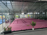Usine professionnelle produisant directement des terrains de padel intérieurs avec gazon artificiel rose, terrain de padel panoramique extérieur pour salle de sport