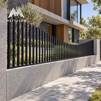 Portail de clôture moderne en aluminium sur mesure, à lattes verticales, thermolaqué noir, pour entrée piétonne, idéal pour villa de luxe et jardin.
